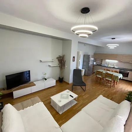 Tomorr View - Entire Floor With Veranda And Office
